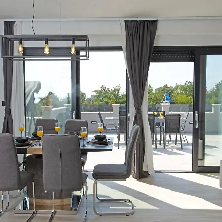 빌라 Infinity Kaštel Novi